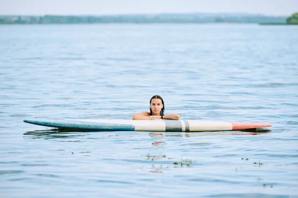 Joven Deportista Atractiva Con Pelo Largo Húmedo Oscuro Pie Agua — Foto de Stock