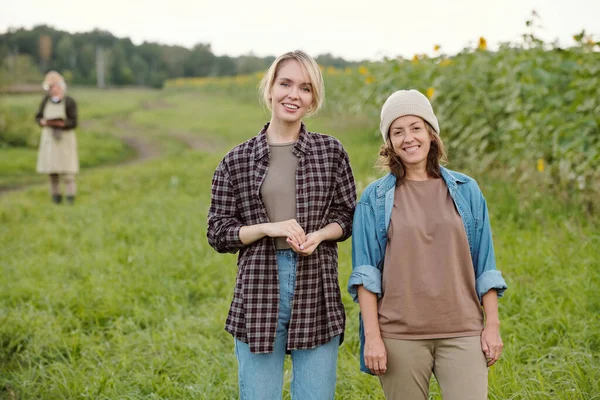 Két Vidám Női Farmer Munkaruhában Mosolyogva Néz Rád Miközben Kamera — Stock Fotó