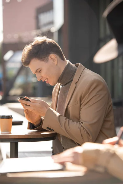 Seitenansicht Eines Jungen Eleganten Mannes Jacke Und Pullover Der Smartphone — Stockfoto