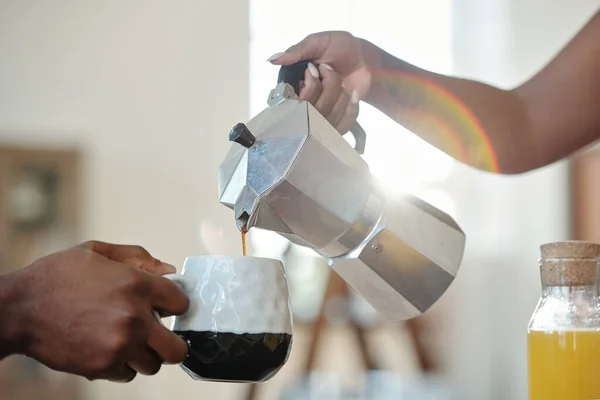 Mano Una Joven Africana Sirviendo Café Taza Marido Durante Desayuno — Foto de Stock