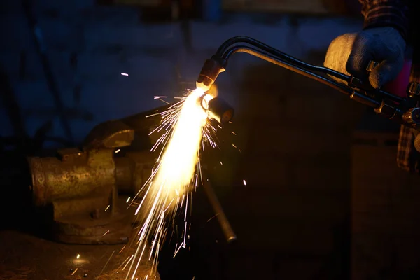 Soldador Profesional Trabajando Algo Usando Antorcha Cerca — Foto de Stock