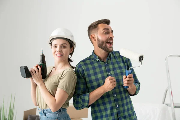 Porträtt Positiva Unga Par Höja Remodeling Verktyg Upp Medan Redo — Stockfoto