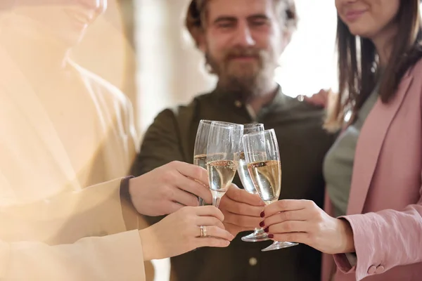 Händer Unga Kollegor Smarta Casualwear Clinking Med Flöjter Champagne Rostat — Stockfoto