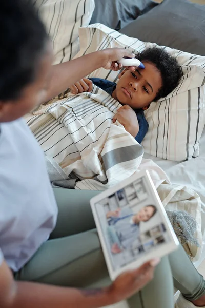 Sjuk Liten Pojke Som Ligger Sängen Filt Och Har Sin — Stockfoto