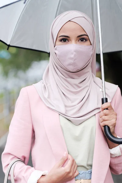 Young Beautiful Muslim Woman Hijab Protective Mask Pink Cardigan Standing — Stock Photo, Image