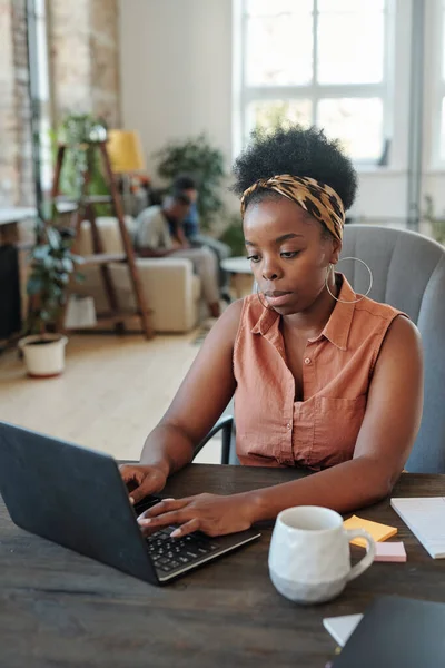 Allvarlig Ung Afrikansk Kvinnlig Frilansare Brun Casual Blus Och Leopard — Stockfoto