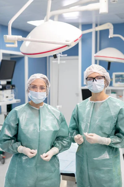 Dois Jovens Cirurgiões Profissionais Roupas Trabalho Proteção Preparando Para Operação — Fotografia de Stock