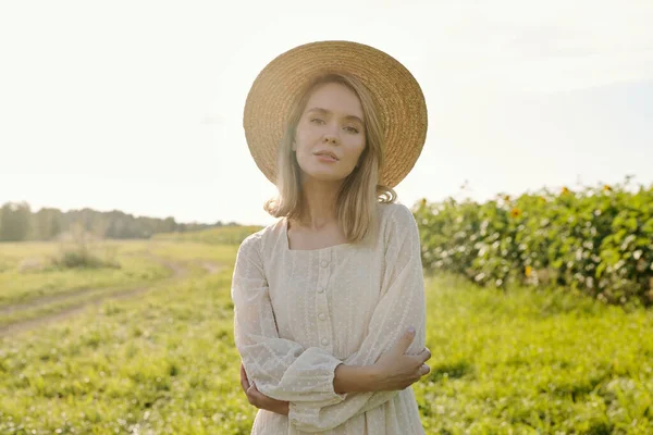 Underbar Ung Blond Kvinna Halm Hatt Och Vit Land Stil — Stockfoto