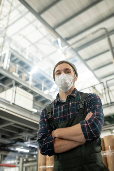 Jovem Trabalhador Masculino Contemporâneo Grande Fábrica Vestuário Trabalho Máscara Protetora — Fotografia de Stock