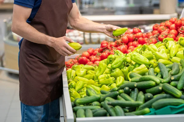 Moderno Trabajador Del Supermercado Vistiendo Uniforme Estableciendo Verduras Frescas Tiro —  Fotos de Stock