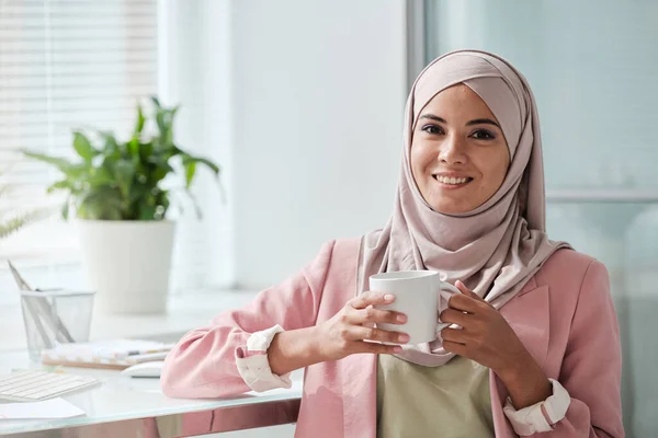 Jonge Succesvolle Moslim Zakenvrouw Hijab Elegante Casualwear Stand Werkplek Voor — Stockfoto