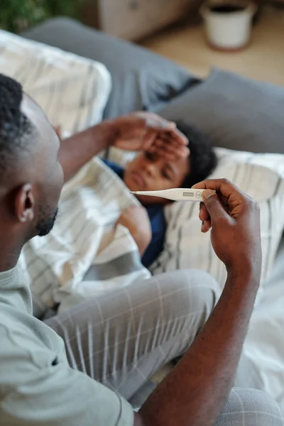 Hand Ung Försiktig Far Tittar Termometer Efter Mätning Kroppstemperatur Sjuk — Stockfoto