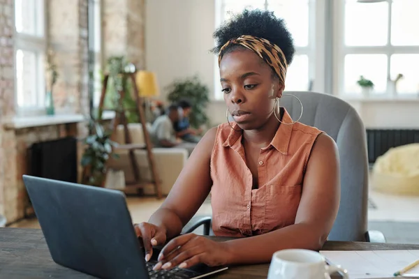 Allvarliga Unga Afrikanska Kvinnliga Frilansare Casualwear Arbetar Framför Laptop Medan — Stockfoto
