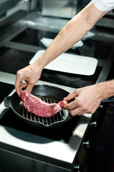 Handen Van Jonge Chef Kok Zet Stuk Vlees Hete Grill — Stockfoto
