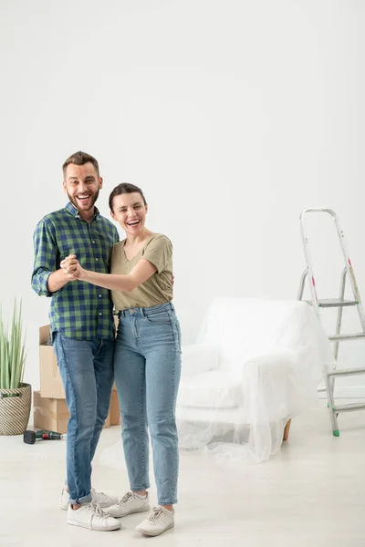 Retrato Feliz Hermosa Pareja Joven Abrazándose Nuevo Piso Vacío Con —  Fotos de Stock