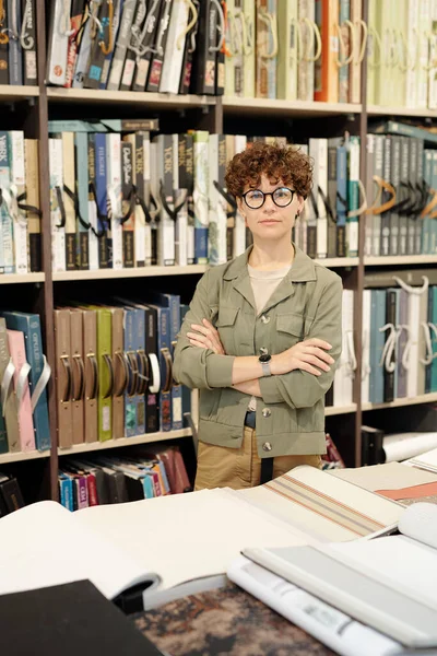 Jonge Brunette Vrouwelijke Winkel Assistent Manager Van Studio Van Interieur — Stockfoto