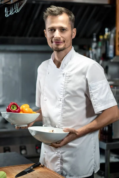 Giovane Chef Professionista Successo Del Ristorante Moderno Uniforme Bianca Con — Foto Stock