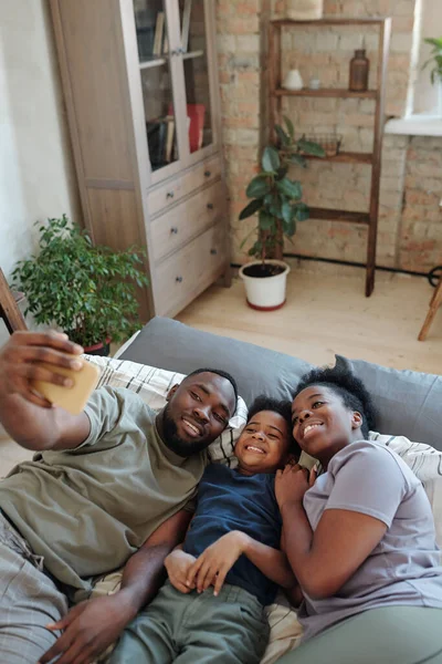 Glada Unga Familj Kärleksfulla Föräldrar Och Deras Söta Lilla Son — Stockfoto