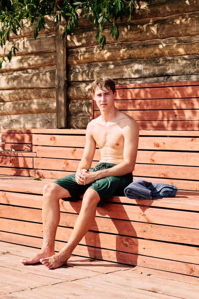 Joven Surfboarder Masculino Mojado Sin Camisa Pantalones Cortos Verdes Sentado —  Fotos de Stock