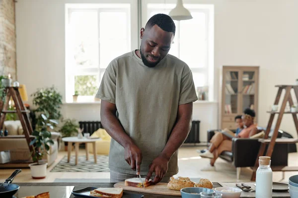 Jonge Man Met Baard Van Afrikaanse Afkomst Die Sandwiches Klaarmaakt — Stockfoto