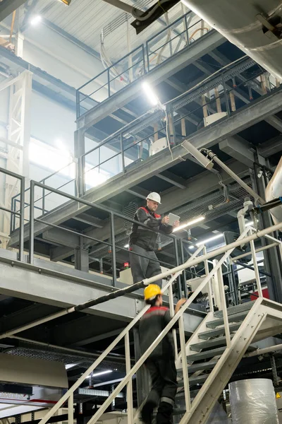 Foreman Com Tablet Networking Dentro Grande Fábrica Processamento Polímeros Enquanto — Fotografia de Stock