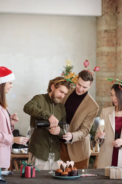 Happy Young Bearded Businessman Pouring Champagne Flutes Colleagues Celebration Christmas — Stock Photo, Image