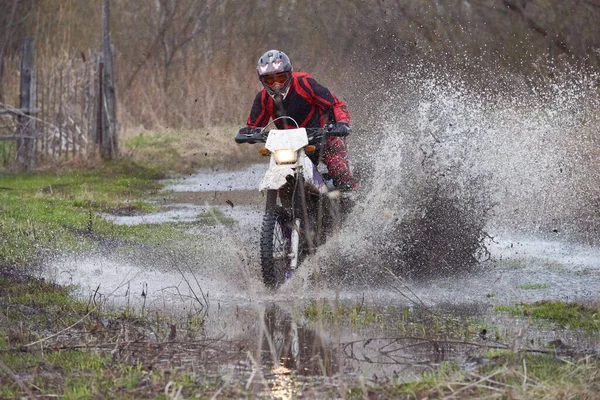 Lkbaharda Motosiklet Yarışçısı Taşmış Odunlarda Yarışıyor — Stok fotoğraf