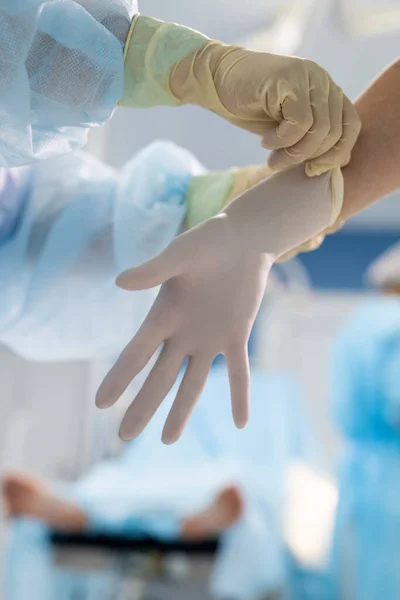 Žena Asistentka Nasazení Ochranných Rukavic Ruce Profesionálního Chirurga Při Přípravě — Stock fotografie
