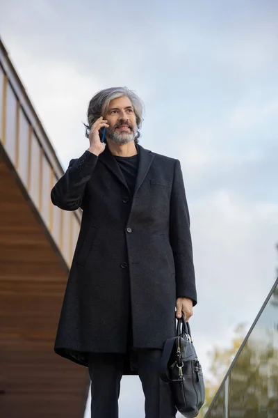 Fiducioso Uomo Affari Dai Capelli Grigi Cappotto Nero Utilizzando Smartphone — Foto Stock