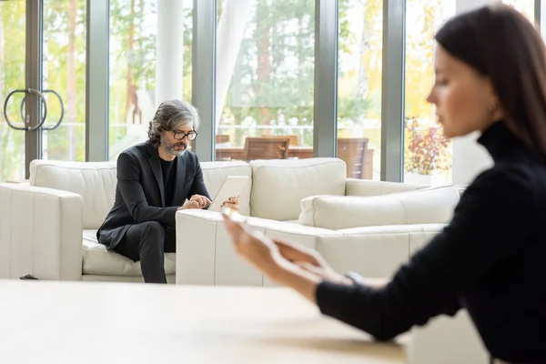 Seriös Mogen Mäklare Formalwear Och Glasögon Sitter Mjuk Vit Lädersoffa — Stockfoto