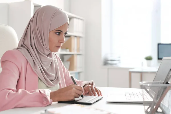 Joven Diseñadora Contemporánea Hijab Mirando Pantalla Computadora Mientras Retoca Imágenes —  Fotos de Stock