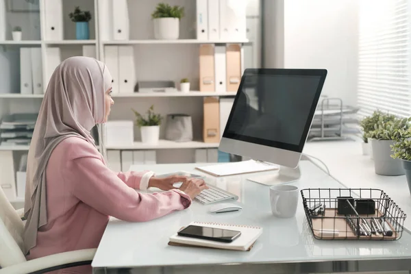 Empresaria Musulmana Seria Contemporánea Sentada Junto Escritorio Oficina Mirando Pantalla —  Fotos de Stock