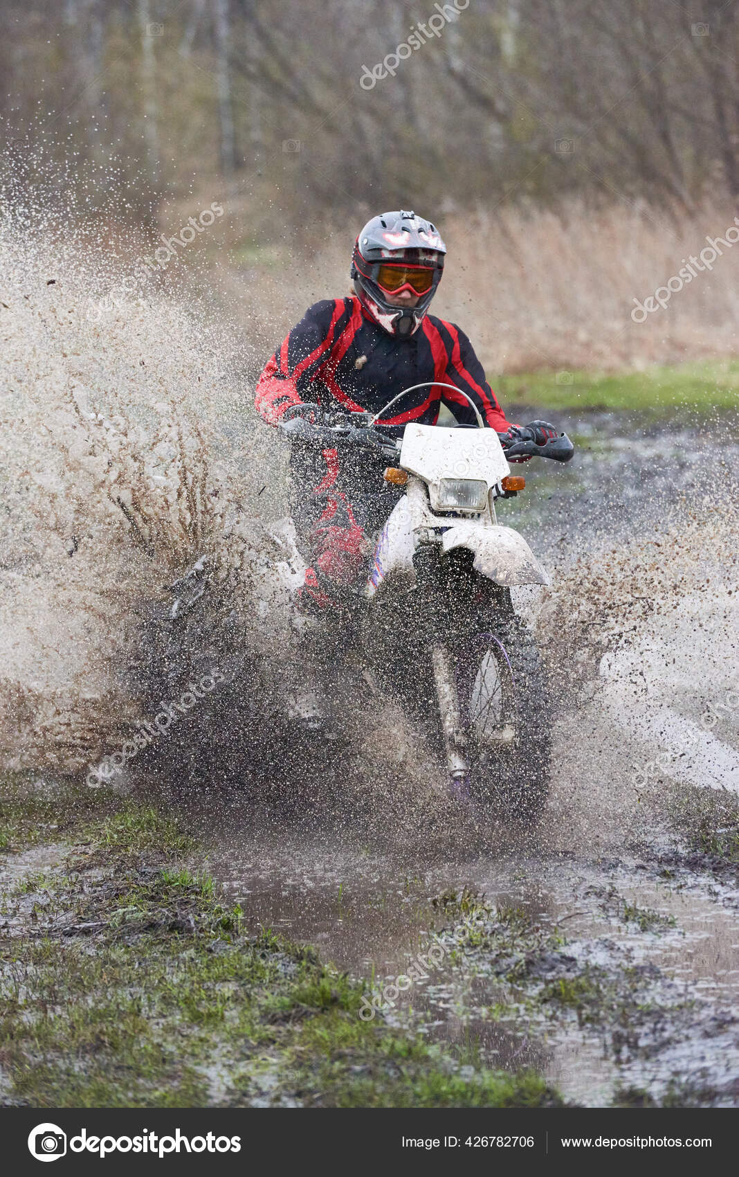 Piloto de motocross na corrida de motocross extrema