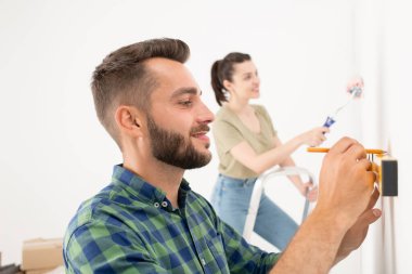 Çift yeni bir dairede tadilat yapıyor.