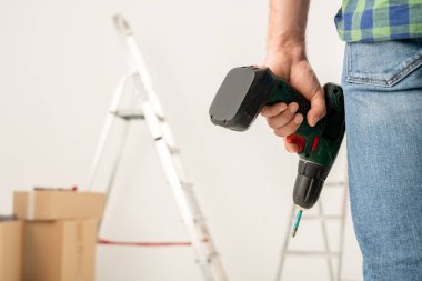 Yeni dairede tadilat yaparken tornavidalı bir adamın elini kapat.