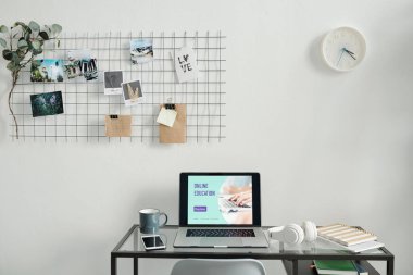 Çağdaş serbest ya da ofis müdürünün çalışma yeri. Resim ve saatle birlikte küçük cam masa üzerinde çeşitli malzemelerden oluşmaktadır.