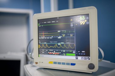 Nabız, basınç, kalp atışı ritmi ve diğer işlemler sırasında hastaya ait verileri gösteren elektronik tıbbi ekipman görüntüsü