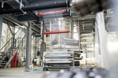 Teknolojik yapıları, makineleri ve modern endüstriyel tesiste paketlenmiş materyalleri olan büyük bir fabrika ya da depo.