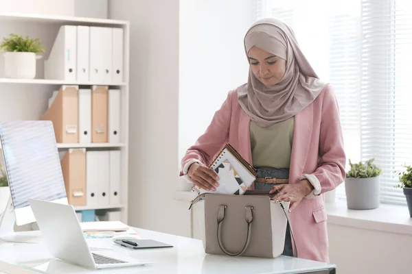 Giovane Bella Musulmana Manager Ufficio Femminile Hijab Smart Casualwear Mettendo — Foto Stock
