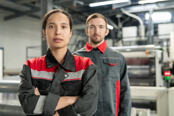 Joven Líder Femenina Bastante Seria Del Equipo Trabajo Manteniendo Los —  Fotos de Stock