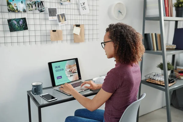 Ung Blandras Kvinnlig Student Glasögon Och Casualwear Sitter Vid Ett — Stockfoto