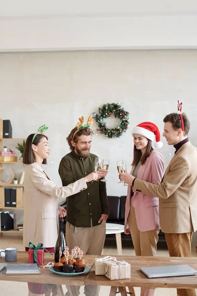 Groep Jonge Vrolijke Kantoormedewerkers Slimme Casualwear Kersthoofdbanden Toasten Met Champagne — Stockfoto
