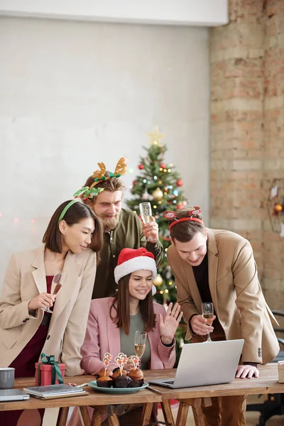 Group Cheerful Managers Alcohol Looking Laptop Display While Toasting Congratulating — Stock Photo, Image