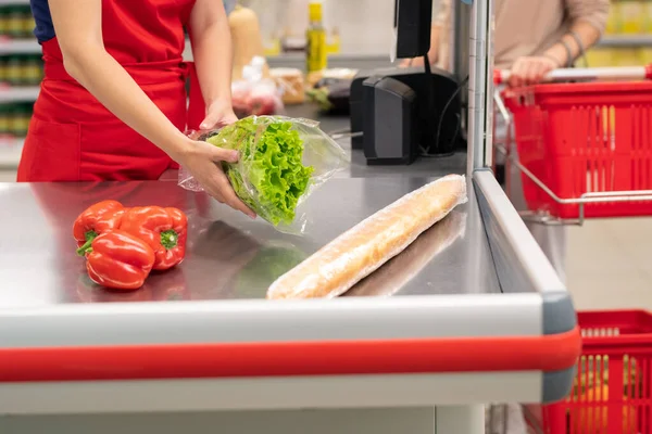 現代のスーパーマーケットで食品を購入する認識できない女性 レジ係はそれらをビープ音 — ストック写真
