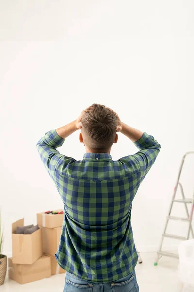 Vista Posteriore Del Giovane Uomo Perplesso Con Problema Ristrutturazione Tenendo — Foto Stock