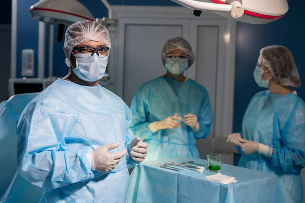 Hedendaagse Gemengd Ras Chirurg Met Beschermend Masker Handschoenen Bril Die — Stockfoto