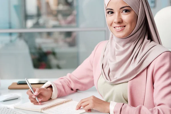 Sonriente Joven Musulmana Hijab Ropa Casualwear Inteligente Sentado Junto Mesa —  Fotos de Stock