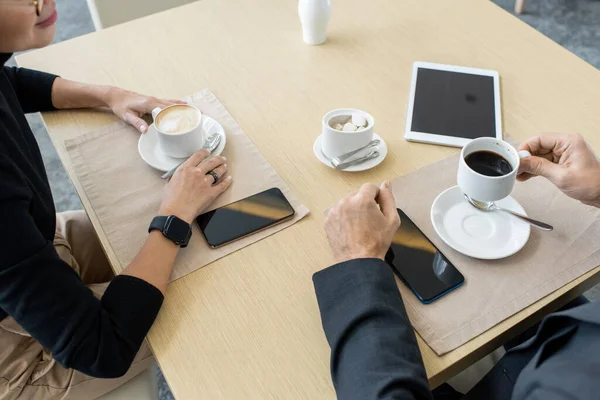 Händerna Två Eleganta Mäklare Diskuterar Finansiella Nyheter Eller Projekt Deras — Stockfoto