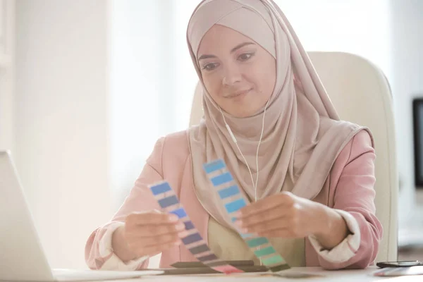 Joven Diseñadora Musulmana Bonita Comparando Dos Paletas Mientras Elige Colores —  Fotos de Stock