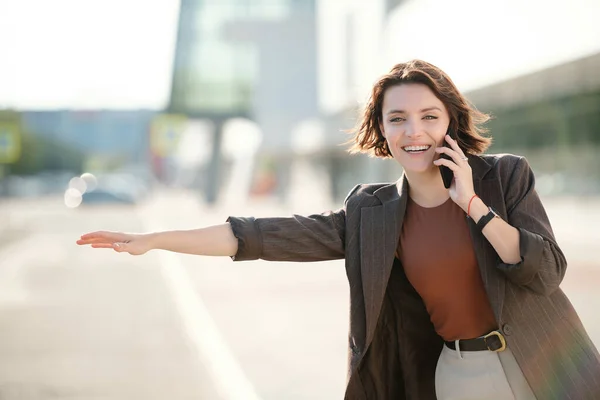 Ung Glad Affärskvinna Med Smartphone Genom Örat Konsultera Klient Telefon — Stockfoto